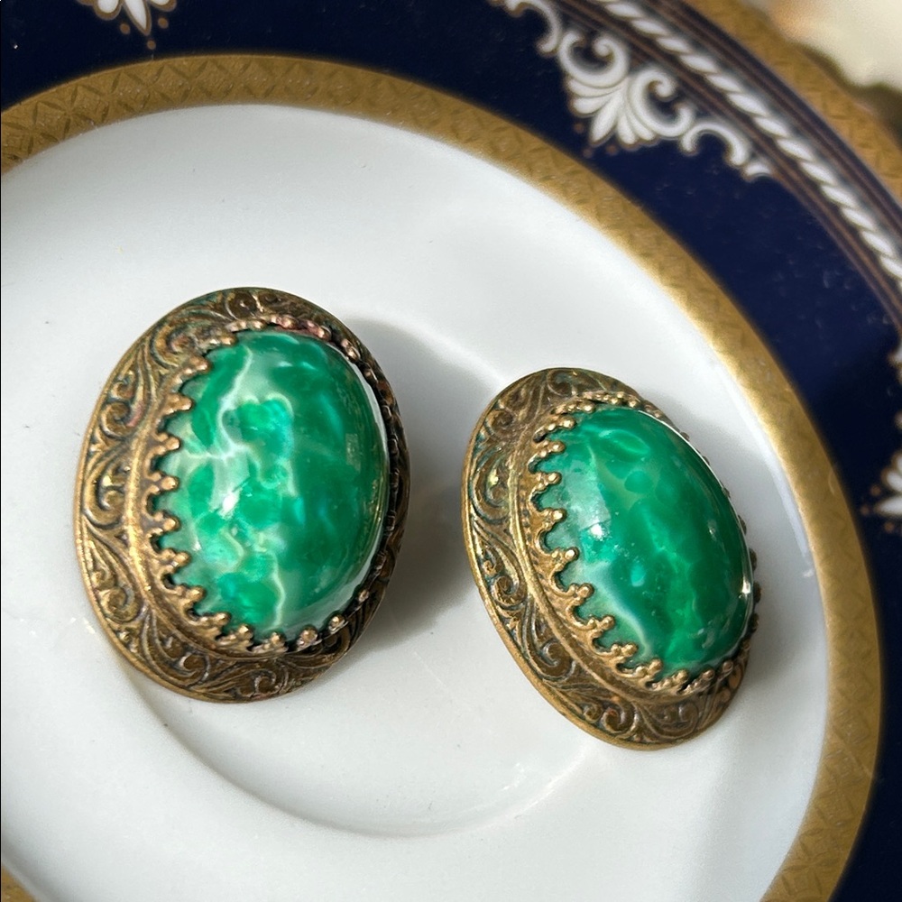 Vintage Peking Green Glass Brass Clip Earrings - Picture 3 of 5